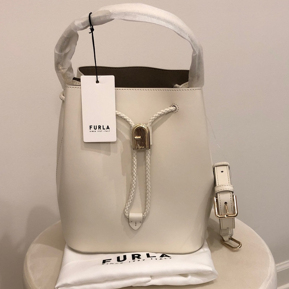 Furla Cream Leather Drawstring Bucket Shoulder Bag
Levante bucket bag in Panna